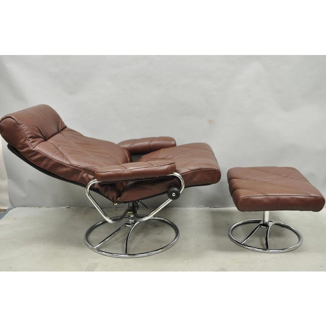 Mid-Century Modern Vintage Ekornes Stressless Brown Leather Reclining Swivel Lounge Chair & Ottoman For Sale - Image 3 of 18