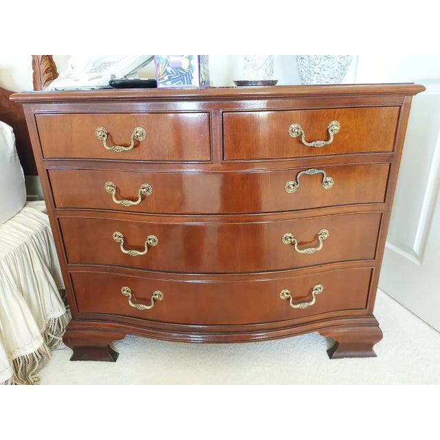 1980s Pair of Baker Mahogany Banded Chest / Nightstands For Sale - Image 5 of 5