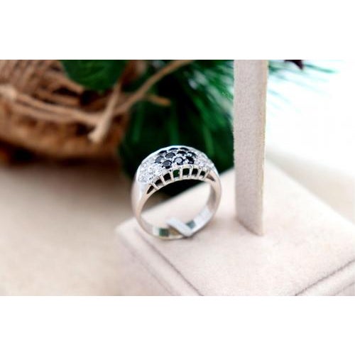 White gold ring with calibrated quartz. Metal: Gold. Origin: Portuguese. Brand: Veado. Weight: 6.45 grams. Diameter: 20....