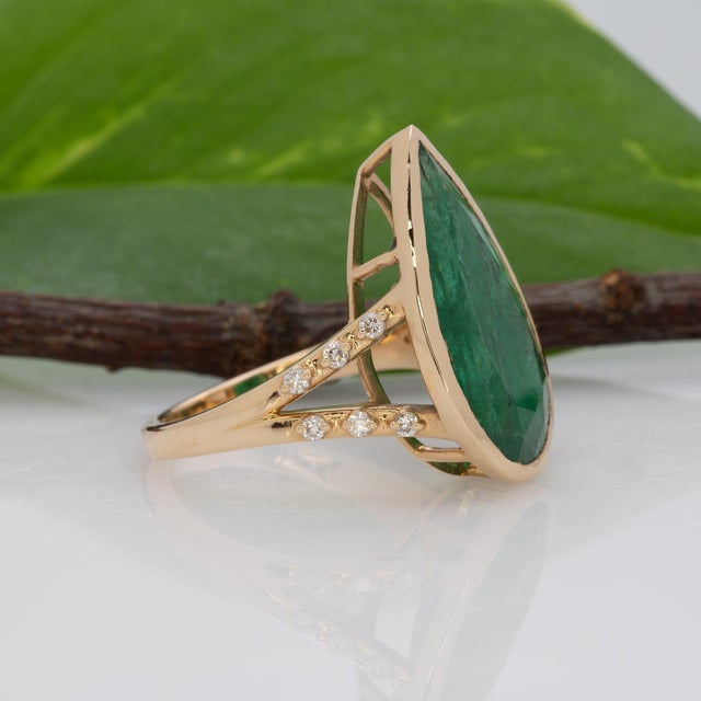 Metal 7.5Ct Zambian Emerald Ring With Earth-Mined Diamond Accents: 14k Gold, Size 6.75 For Sale - Image 7 of 9