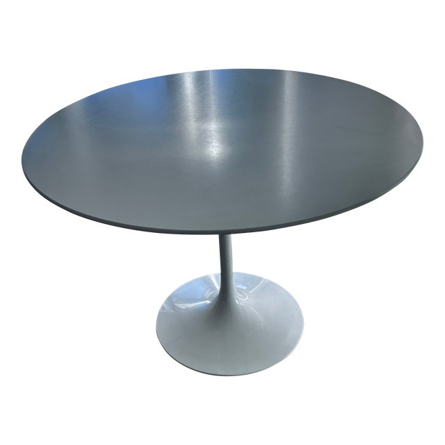 Saarinen Dining Table Round by Knoll -Midcentury Style For Sale