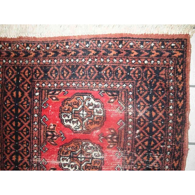 Traditional 1960s Handmade Vintage Pakistani Lahore Distressed Rug For Sale - Image 3 of 10
