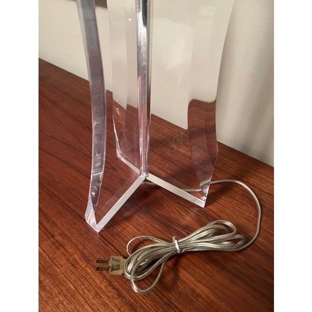 1970s Herb Ritts Astrolite Hollywood Regency Clear Lucite Tripod Tri-Fin Table Lamp For Sale - Image 9 of 10