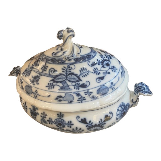Late 20th Century Blue & White Porcelain Onion Jar With Lid For Sale