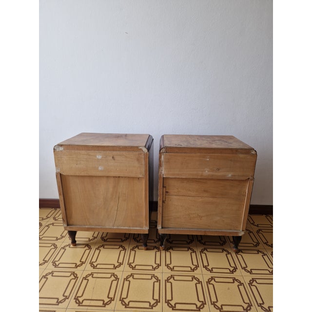 The handles of one of the two bedside tables are only in brass without additional details