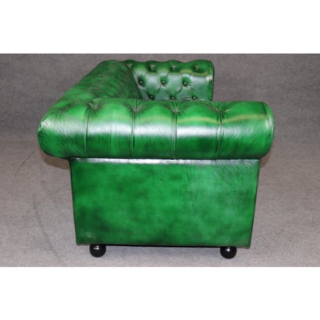 Early 21st Century Custom Made English Emerald Green Tufted Chesterfield Sofa For Sale - Image 5 of 12