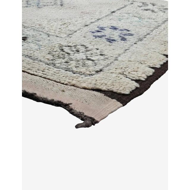 Vintage Ivory Moroccan Rug – Handmade Berber Wool Rug This elegant vintage Moroccan rug features a soft ivory background...