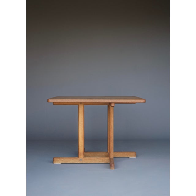 Rare Børge Mogensen dining table in solid oak. Nice early edition with a warm patina to the oak and a makers label to the...