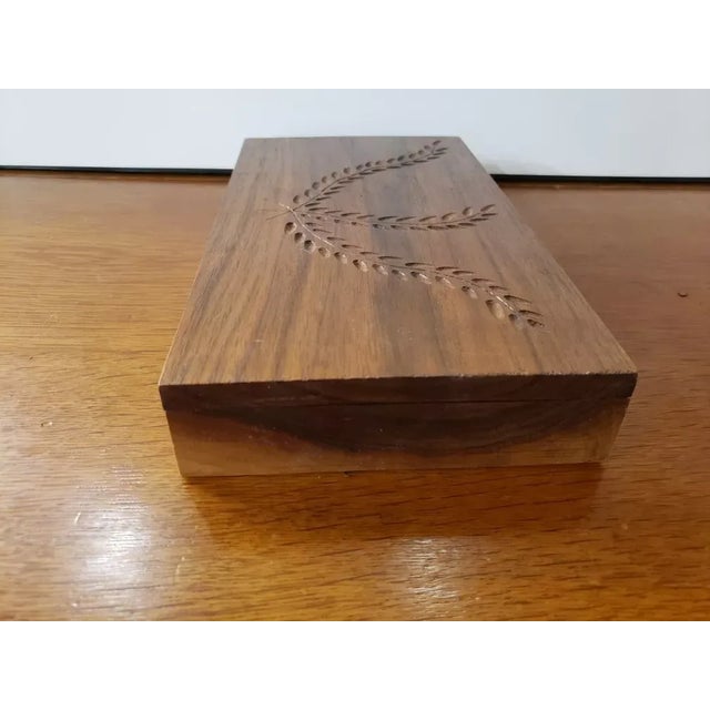 American Vintage 1989 Rectangular Wooden Carved Box With 4 Compartments With Felt For Sale - Image 3 of 6