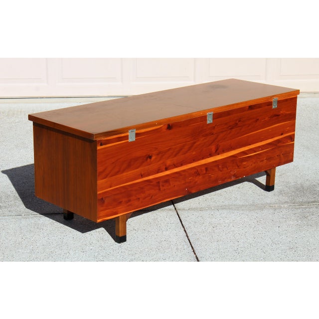 Vintage Lane Cedar Chest - Lock Removed for Safety – Made in Altavista Virginia, Mid-Century Hope Blanket Trunk For Sale - Image 10 of 16
