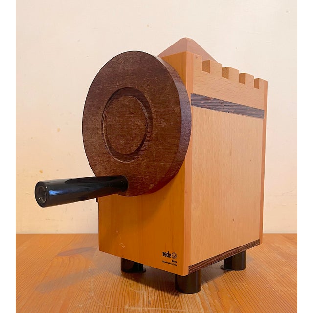 Guzzini grater designed for Rede by Furio Minuti, in excellent condition, never used. Dimensions: Height 27 cm Width...