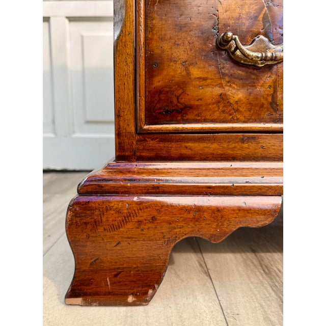 Pair of Mid-Century Georgian Revival Burr Walnut Bachelor's Chests Nightstands For Sale - Image 10 of 18
