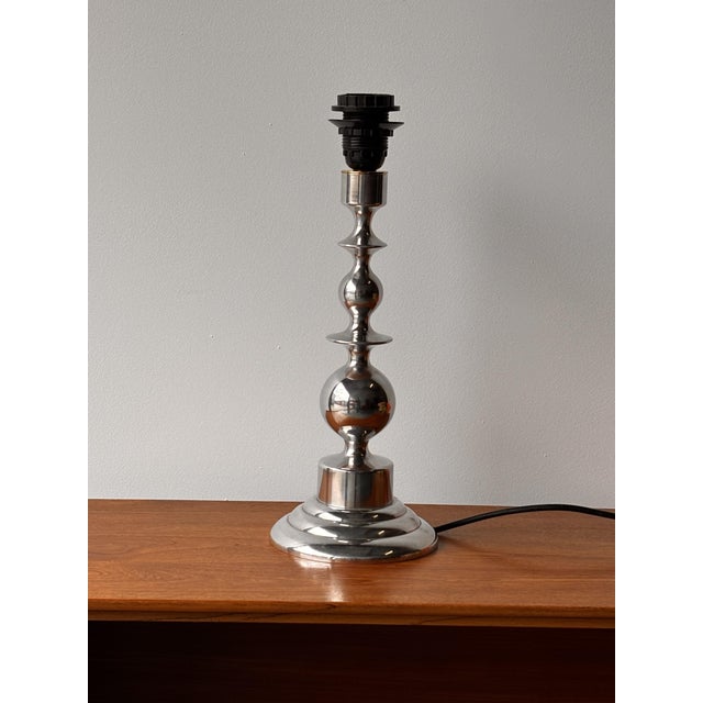 Elegant and sculptural, this superb 1970s table lamp captivates with its balanced lines and resolutely timeless appeal....