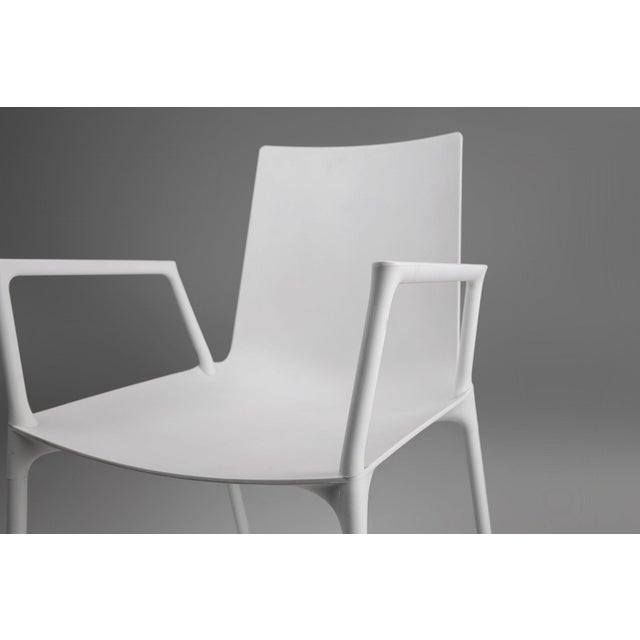 The design of this white chair harmonizes seemingly contradictory properties: on the one hand the fragile and light...