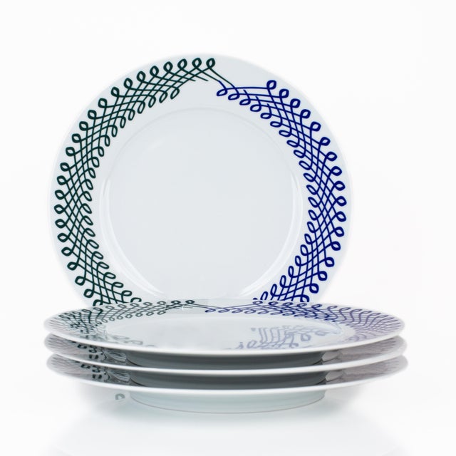 Size doesn’t matter when you’re serving up deliciousness in salad plates as mesmerizing as this four-piece set. With...
