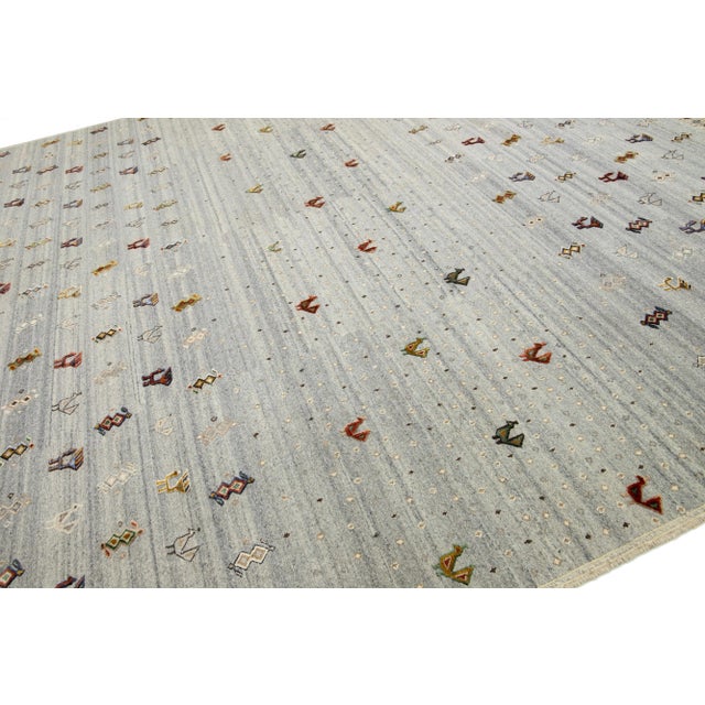 Modern Geometric Sumakh Wool Rug in Gray For Sale In New York - Image 6 of 9