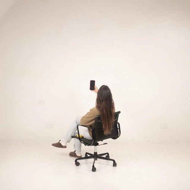 Overview elegant ea 117 office chair produced by icf in the black edition version, based on a design by charles & ray...
