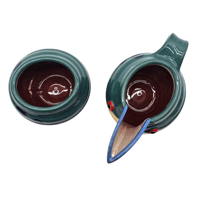 Green Gillian McMillan Avix Kookaburra Jug and Sugar Bowl Pair Signed Earthenware Studio Pottery 2008 For Sale - Image 8 of 14