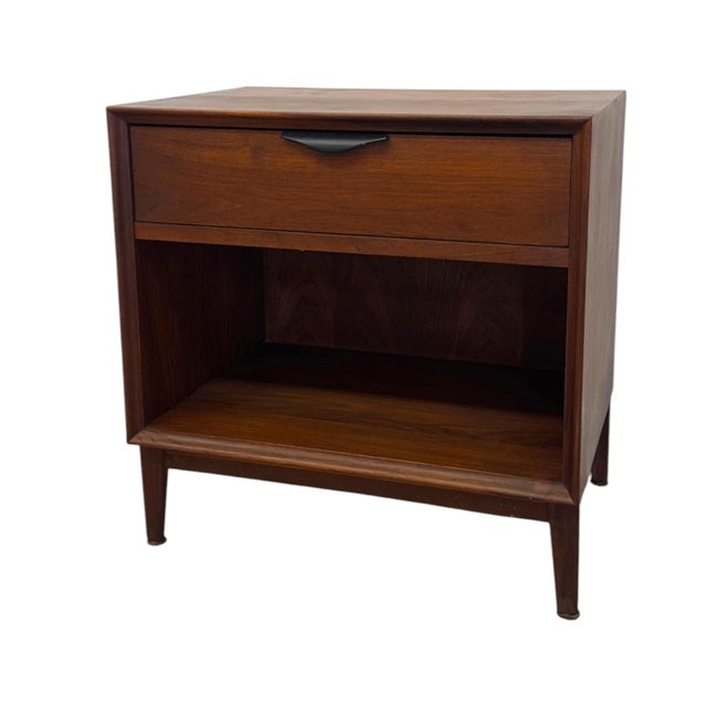 Mid-Century Modern Merton Gershun for Dillingham Esprit Walnut Nightstand – Mid-Century Modern Side Table With Open Shelf For Sale - Image 3 of 10