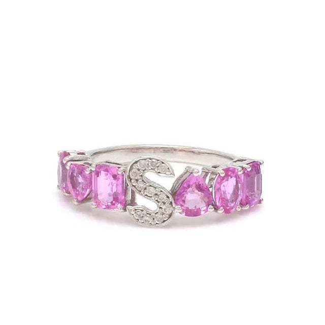 Natural 2.66 cts pink sapphire & 0.06 cts diamond S alphabet ring in 18k gold For Sale - Image 4 of 18