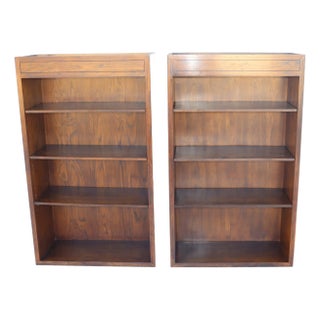 1970s Pair of 2 Vintage Oak-Grain Bookcases – Matching Pair For Sale