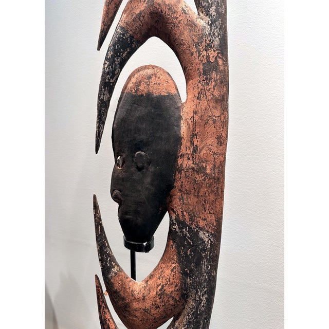 Tribal Garra Hook Sculpture on Display Stand Mid-Sepik River Papua New Guinea For Sale - Image 3 of 18