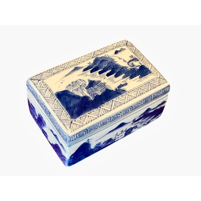 Chinoiserie Chinese Export Blue and White Porcelain Box For Sale - Image 3 of 11