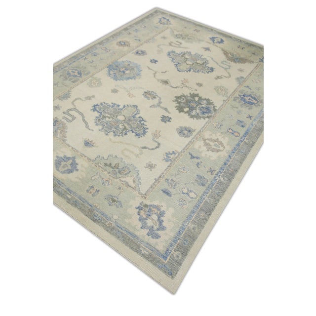 This modern Turkish Oushak rug is a stunning piece of art that has been handwoven using traditional techniques by skilled...