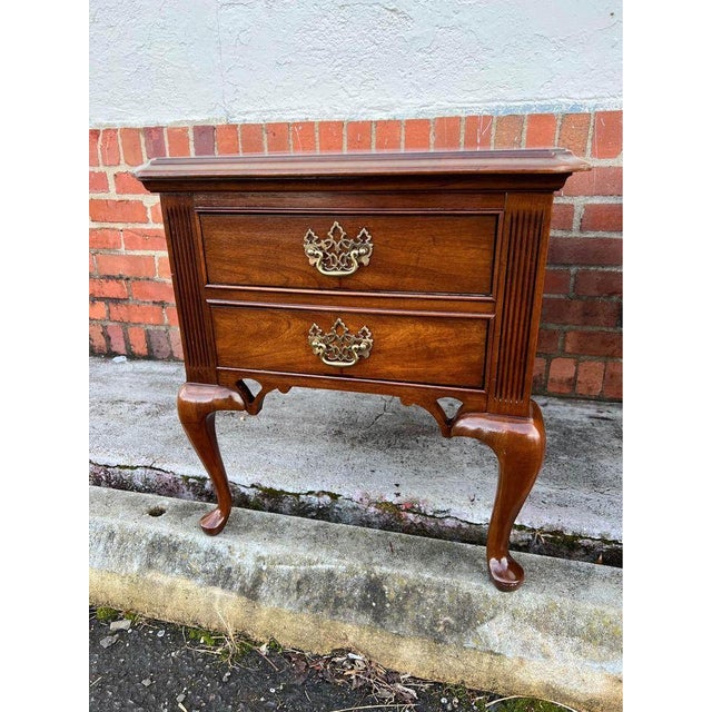 Wood Late 20th Century Pair of Vintage Thomasville Queen Anne Style Solid Cherry 2 Drawer Nightstands With Glass Top For Sale - Image 7 of 11