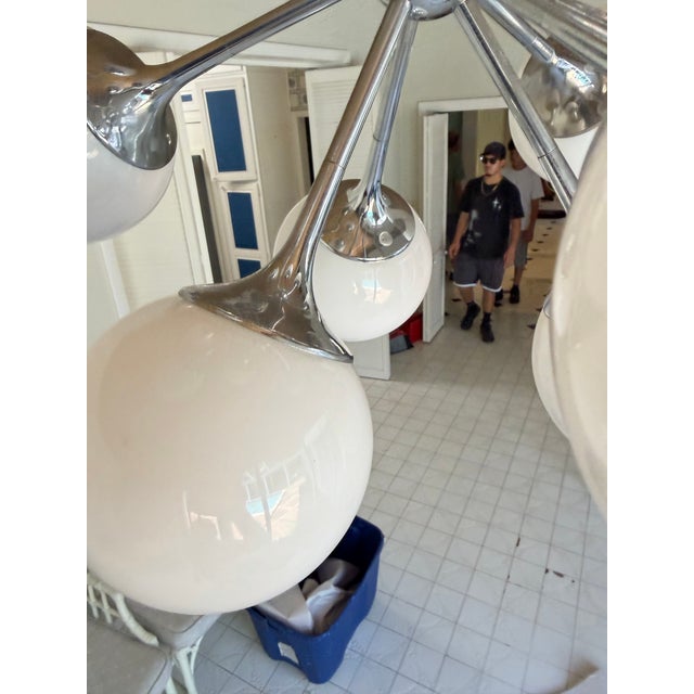 1970’s Mid-Century Modern Lightolier 12-Light Atomic Chrome & Milk Glass Sputnik Chandelier For Sale In Miami - Image 6 of 12
