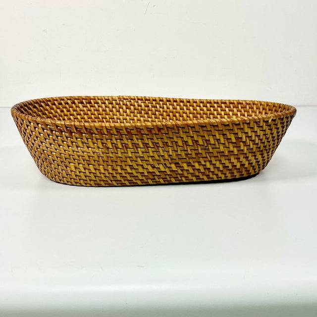 Rustic European 1990s Vintage Boho Chic Coastal Oval Wicker Basket For Sale - Image 3 of 10