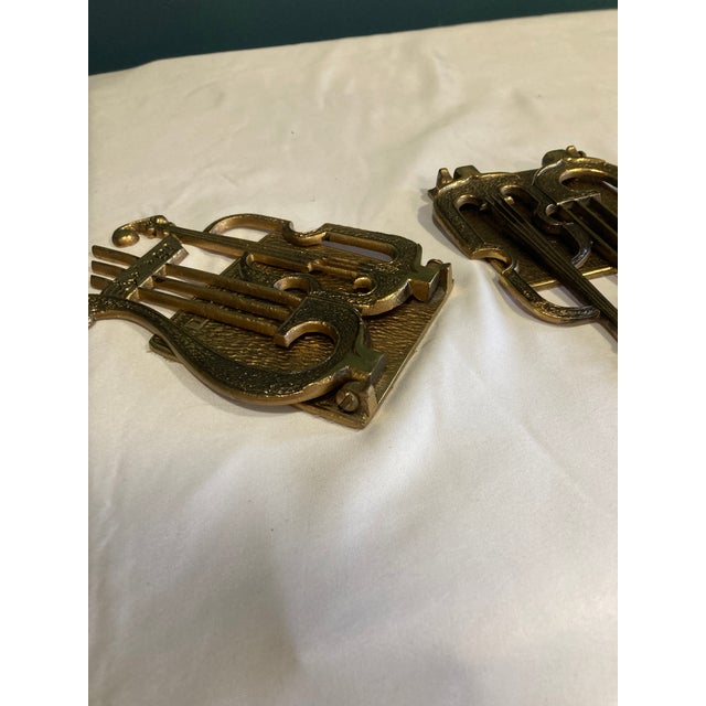 Mid-Century Modern Vintage Brass Lyre & Violin Musical Instrument Bookends – Pair For Sale - Image 3 of 9
