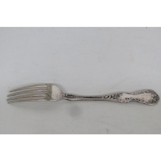 1835 R Wallace Silver Plated Monogrammed Fork With Floral Scrollwork Motif 5010b For Sale In Miami - Image 6 of 8