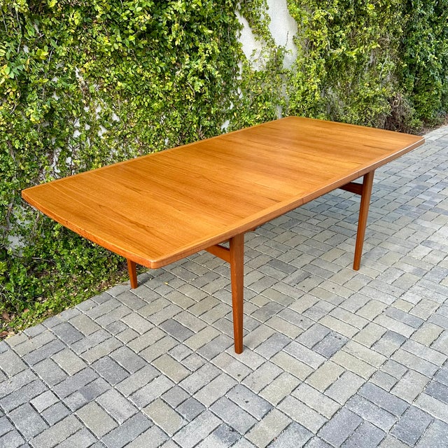 1980s Large Mid Century Danish Modern Teak Extension Dining Table For Sale In Los Angeles - Image 6 of 12