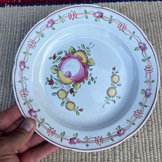 A Very Fine Antique Pearlware Queen's Rose Plate, Circa 1800 For Sale - Image 4 of 12