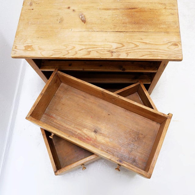 Brutalist style - Natural decor - Vintage style Three-drawer chest in solid pine. Dimensions: 57 x 30 cm, H 43 cm