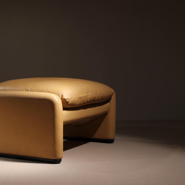 Well-maintained vintage condition. The high-quality leather is intact—there are no rips, holes, or major defects. Over the...