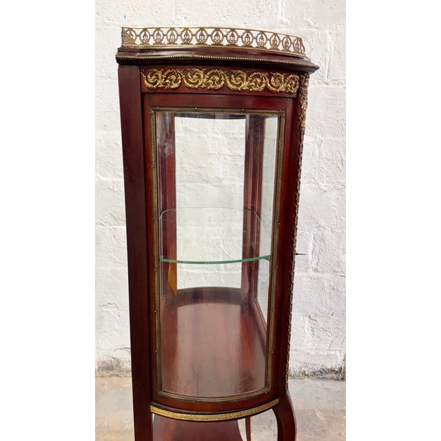 Brass Early 20th Century Louis XV Style Gilt Metal Mounted Mahogany Vitrine For Sale - Image 8 of 18