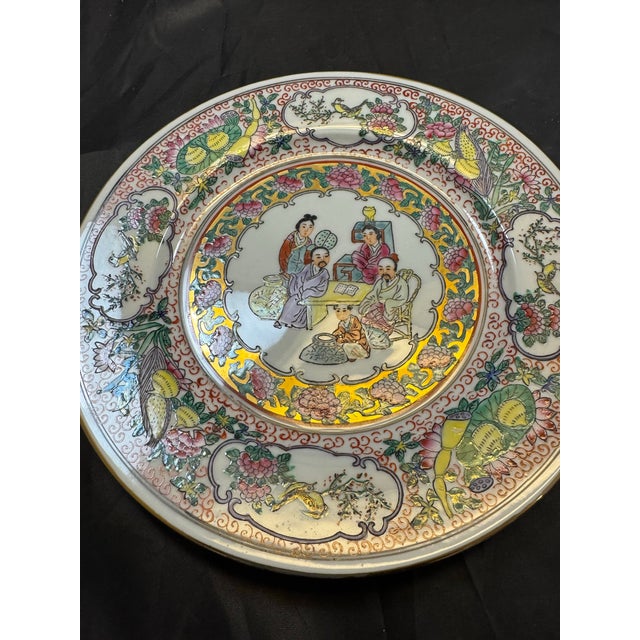 Mid 20th Century Set of 2 Chinese Famille Rose Porcelain Plates 10" Hand Painted Geisha VTG Gold For Sale - Image 5 of 12
