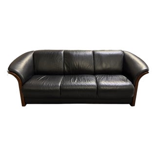 1990s Ekornes Stressless Manhattan Scandinavian Black Leather Three-Seat Sofa With Curved Wood Trim For Sale