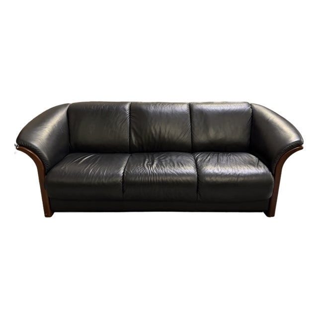1990s Ekornes Stressless Manhattan Scandinavian Black Leather Three-Seat Sofa With Curved Wood Trim For Sale