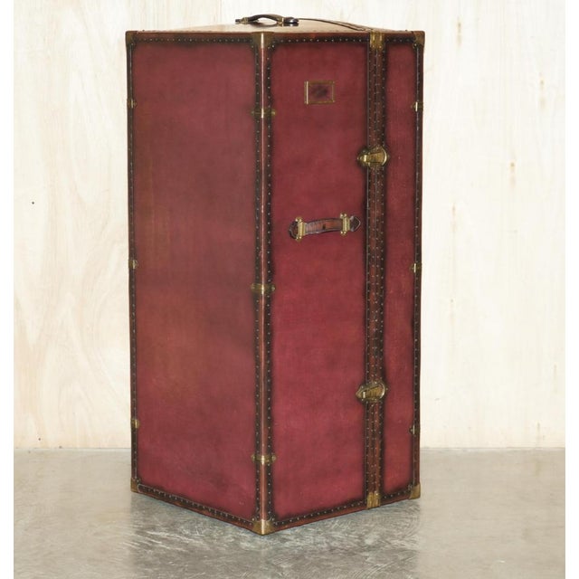 We are delighted to offer for sale this absolutely stunning Starbay Surcouf large at home bar hidden inside a steamer...