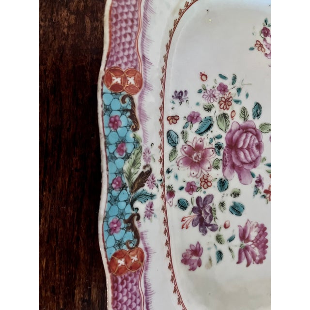 18th Century Chinese Export Famille Rose Porcelain Small Platter With Pink Scale Border For Sale - Image 11 of 16