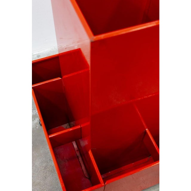 Painted metal structure Square base 40x40 divided into 8 rectangular compartments 16x9 high 30, with a square compartment...