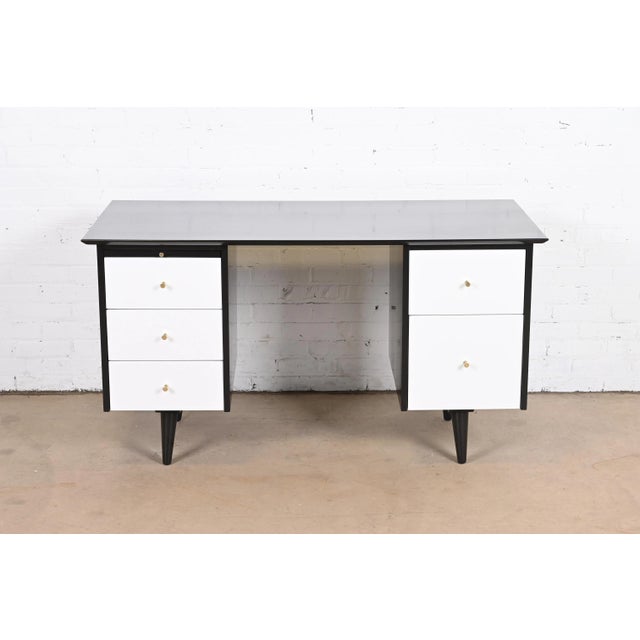 Mid-Century Modern Paul McCobb Planner Group Black and White Lacquered Double Pedestal Desk, Newly Refinished For Sale - Image 3 of 13