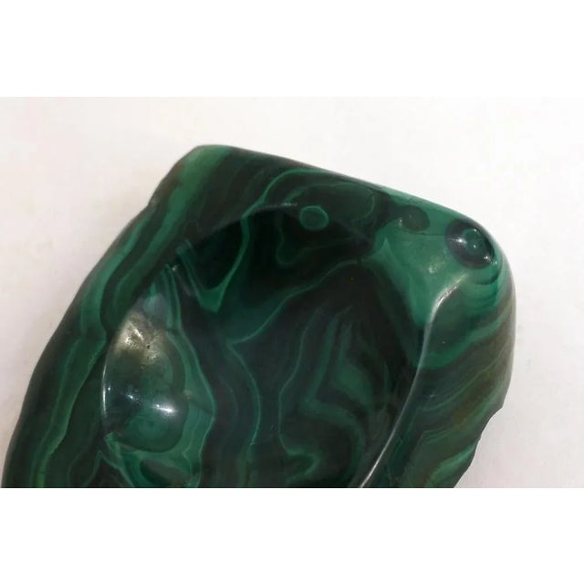 Ashtray / block pocket in malachite, very veined green stone Free form, raw bottom and round & polished hollow top