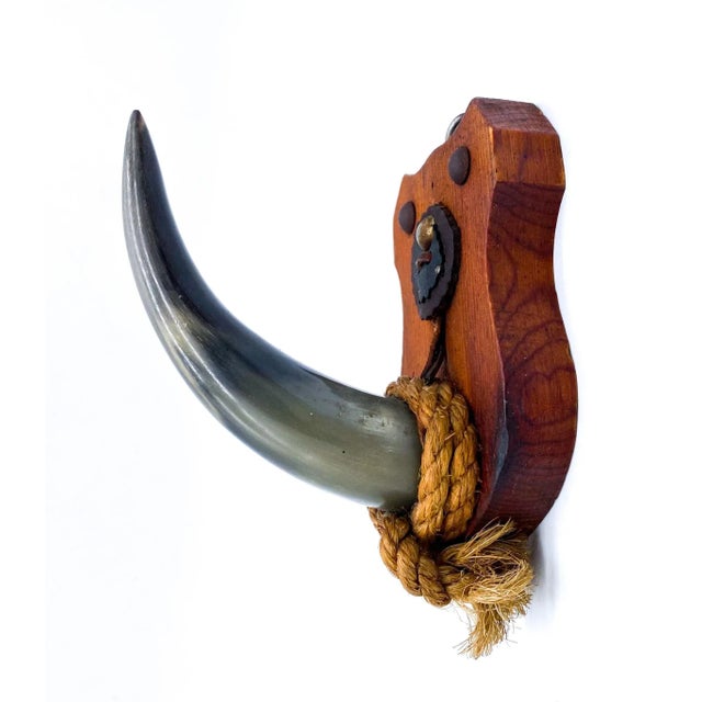 Vintage Western Horn Wall Hook on Plaque – Rustic / Lodge For Sale In Houston - Image 6 of 10