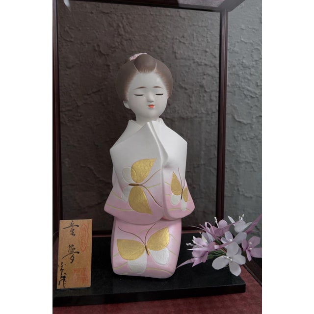 This elegant vintage Japanese geisha figurine is a refined decorative object, beautifully presented in its original glass...