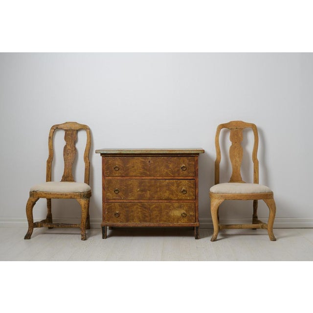 Charming Swedish antique chest of drawers in solid pine with three working drawers. The chest is a genuine country house...