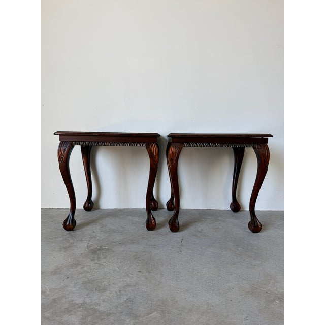 Pair of Vintage Georgian Style Mahogany Wooden Nightstands With Carved Claw Feet For Sale In Miami - Image 6 of 17